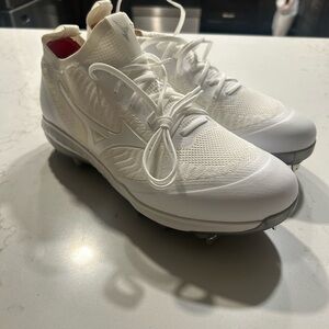 Mizuno White Athletic softball Cleats